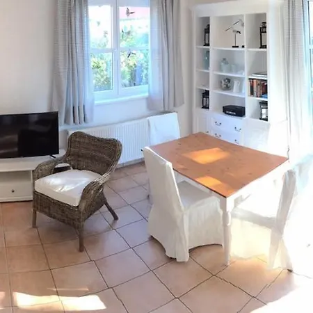 Haus Zeesenboot Ferienwohnung Lee Apartment *